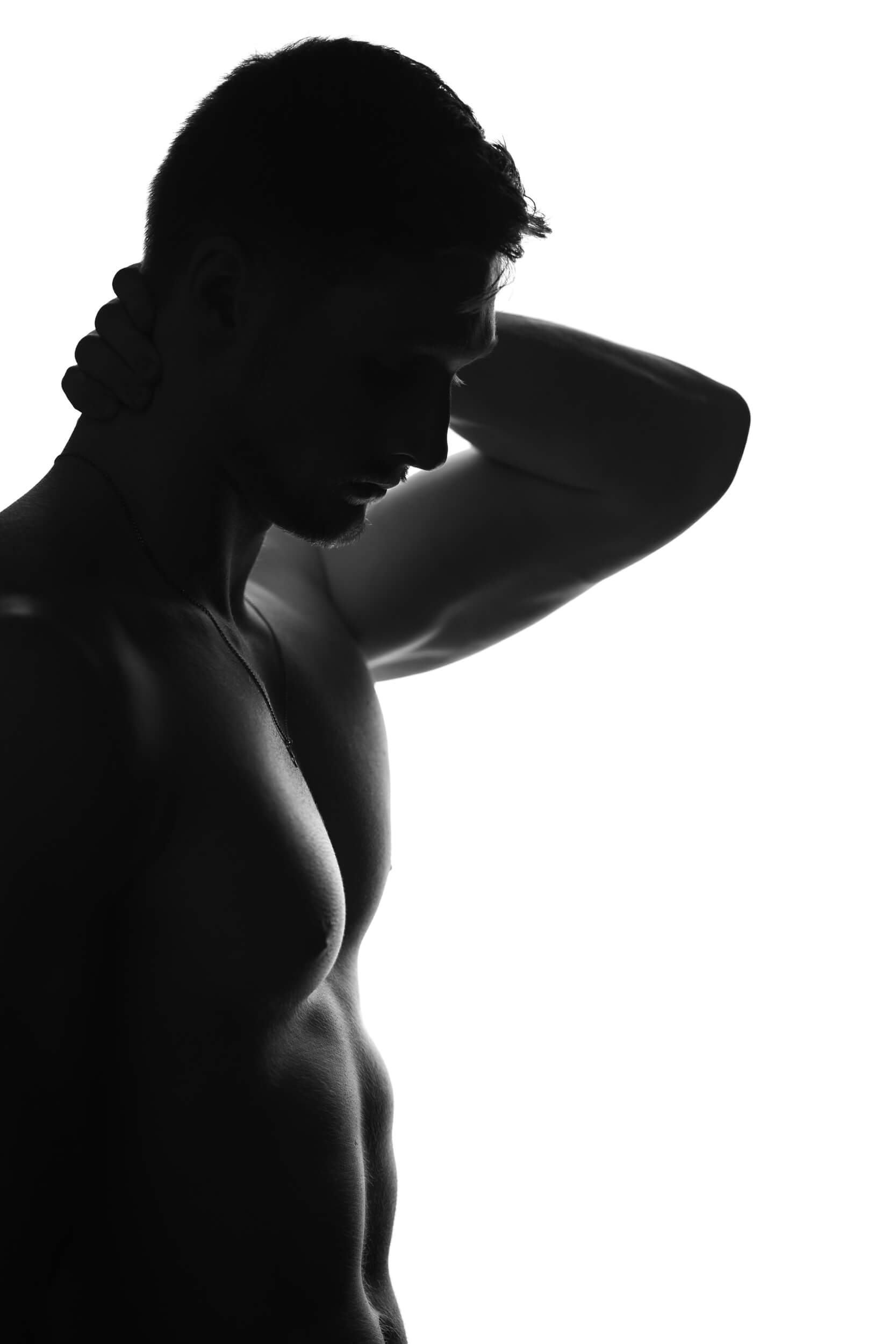 Silhouette eines männlichen Körpers in Profilansicht vor hellem Hintergrund.
