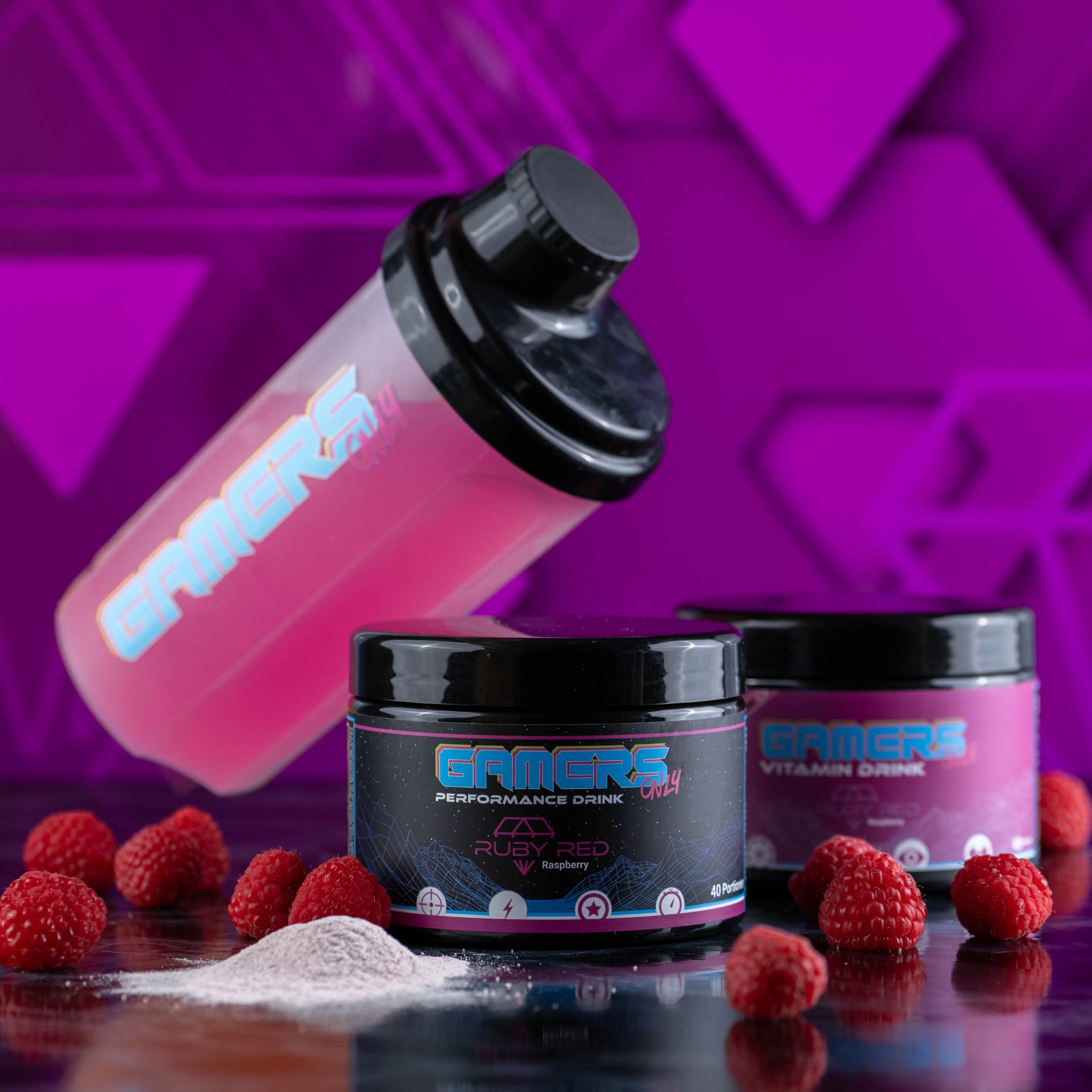 Shaker und zwei Dosen mit Gaming-Getränken, umgeben von frischen Himbeeren.