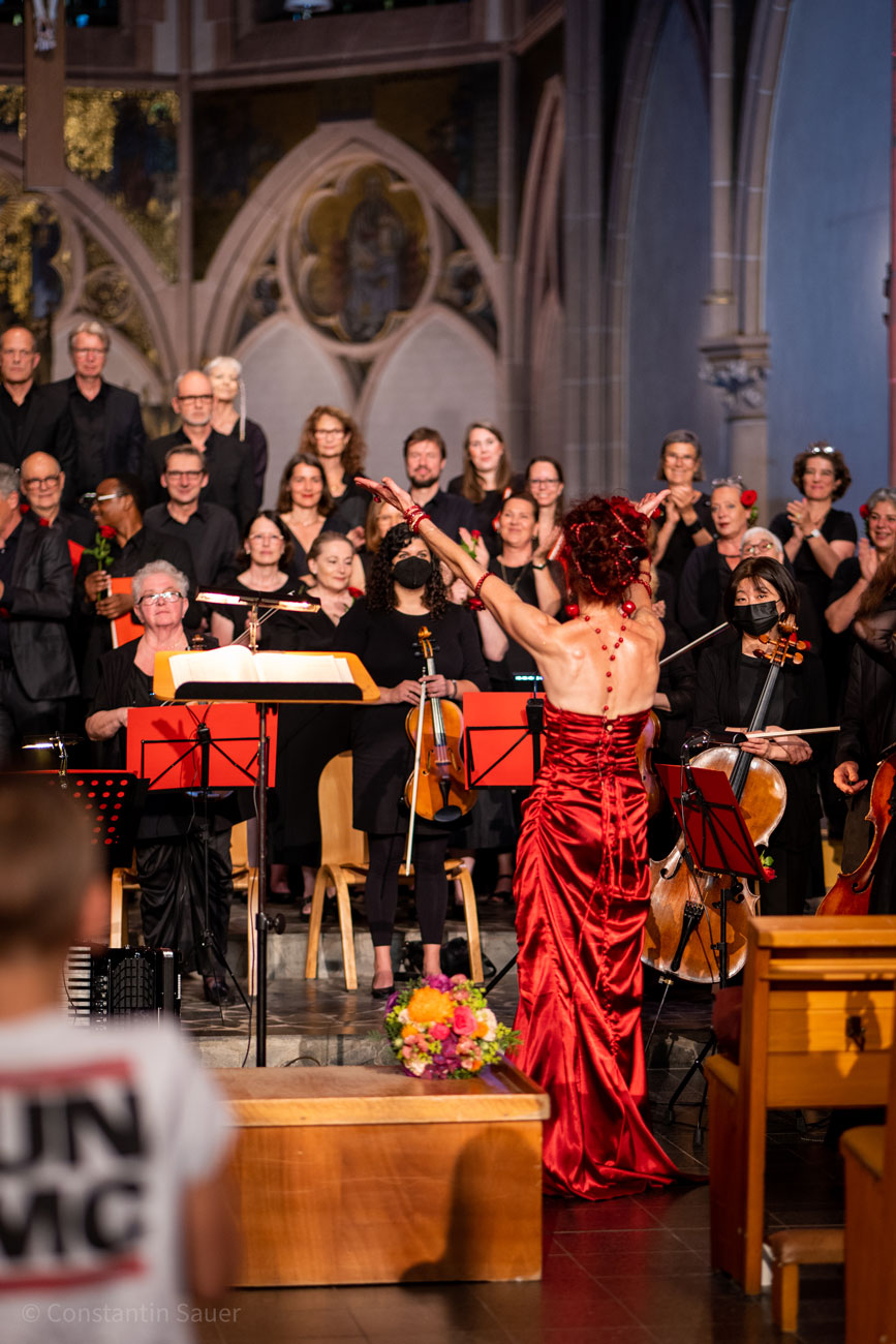 Ein Konzert mit Chor und Orchester in festlicher Atmosphäre.